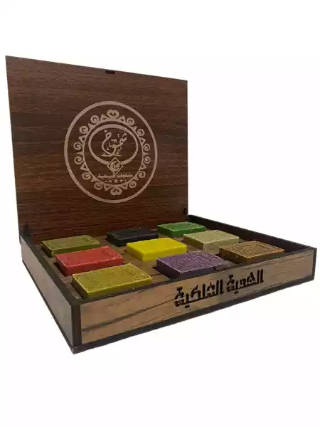 0d57536e-e3c0-410d-83bd-53a87b405076 Aleppo Gift set consisting of 9 Laurel soap is natural in a wonderful wooden box
