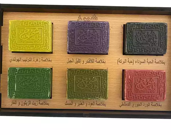 13ddd1d6-401f-47c1-991c-7a0e1e2e52ac Aleppo Gift set consisting of 6 Laurel soap is natural in a wonderful wooden box