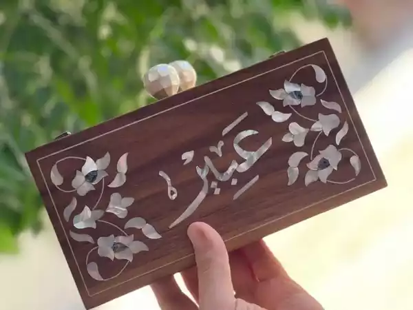 1e60eb52-a11d-406a-9ef9-0bb6e87e449d Handmade women's handbag inlaid with natural mother-of-pearl