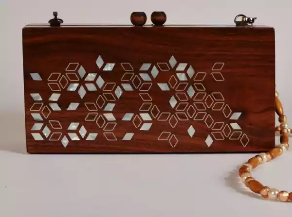 239eac43-5f70-4edd-8eb0-739ffcae3431 Handmade women's handbag inlaid with natural mother-of-pearl