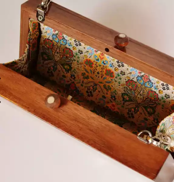 25ceb70b-330f-4dd9-9f53-2df00d27c06c Handmade women's handbag inlaid with natural mother-of-pearl