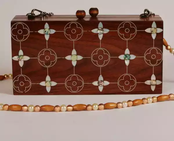 27f61131-04f1-4087-8477-53b554e56365 Handmade women's handbag inlaid with natural mother-of-pearl