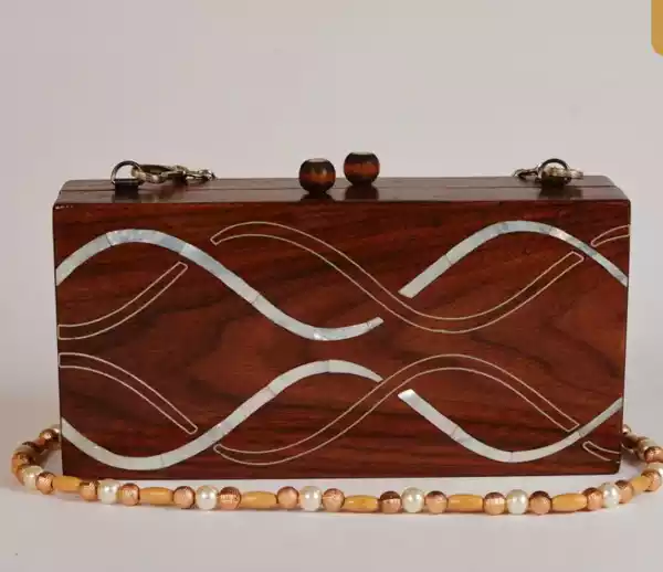 5c91a8fe-cd96-4e39-92ac-c79c67f74d56 Handmade women's handbag inlaid with natural mother-of-pearl