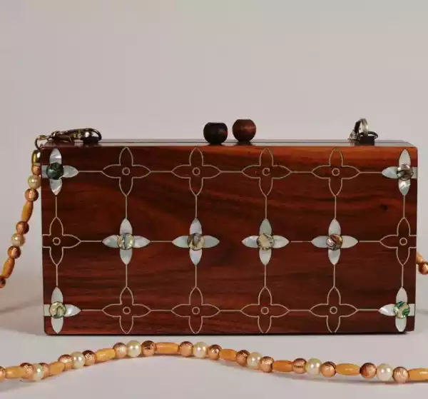 5ff6b54b-a295-49f1-afc7-bd0db9ccf413 Handmade women's handbag inlaid with natural mother-of-pearl