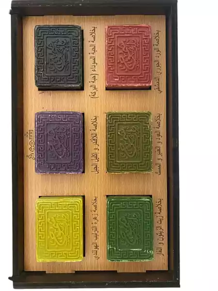 7fb544f4-b5ce-4e2e-a8aa-dce4548b696d Aleppo Gift set consisting of 6 Laurel soap is natural in a wonderful wooden box