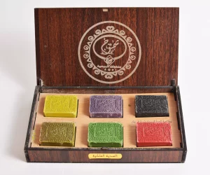 Aleppo Gift set consisting of 6 Laurel soap is natural in a wonderful wooden box