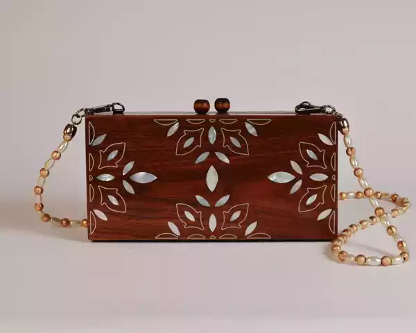 IMG-20231109-WA0014 Handmade women's handbag inlaid with natural mother-of-pearl