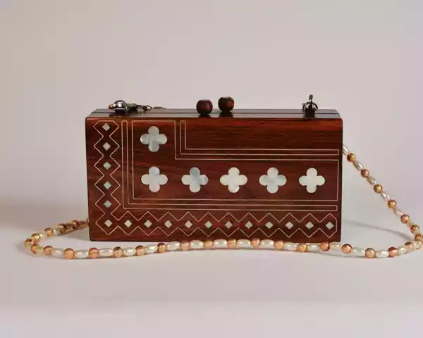 IMG-20231109-WA0016 Handmade women's handbag inlaid with natural mother-of-pearl