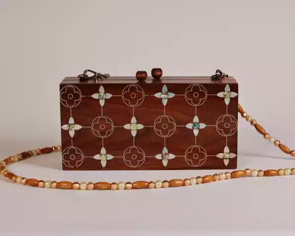 IMG-20231109-WA0017 Handmade women's handbag inlaid with natural mother-of-pearl