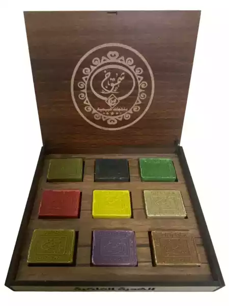 b7623204-5b73-46dd-b49f-91558cef4faf Aleppo Gift set consisting of 9 Laurel soap is natural in a wonderful wooden box