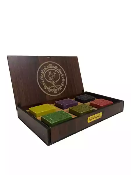 d9339a67-31f8-4b87-9bcf-aa2206f10286 Aleppo Gift set consisting of 6 Laurel soap is natural in a wonderful wooden box