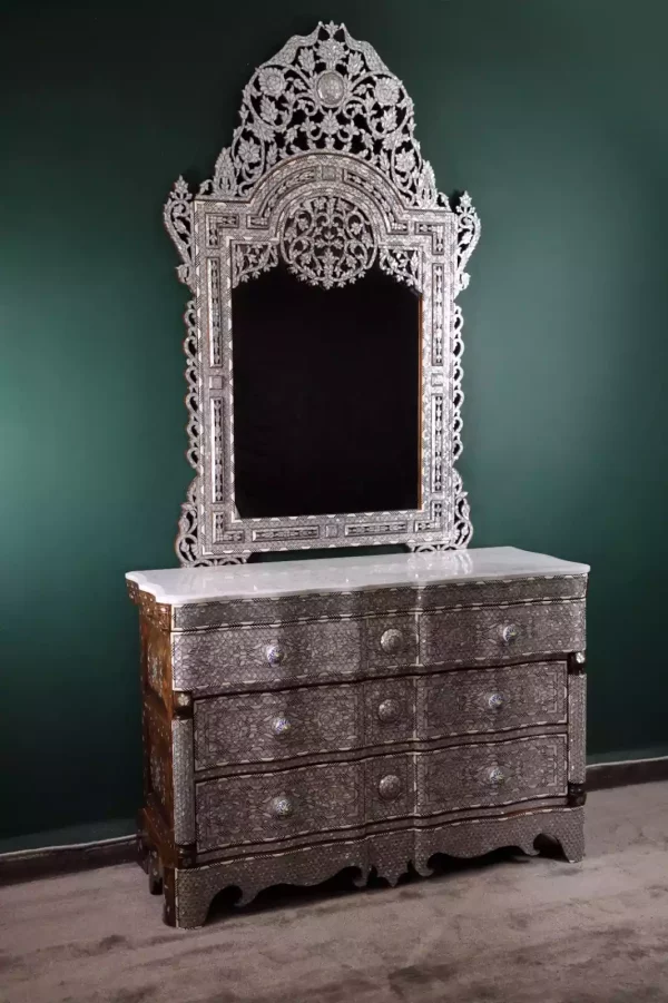 IMG-20240424-WA0040 Mirror and console set inlaid with mother-of-pearl from the Taj Collection