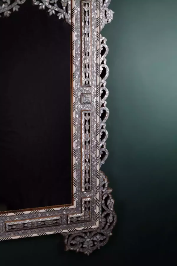 IMG-20240424-WA0041 Mirror and console set inlaid with mother-of-pearl from the Taj Collection