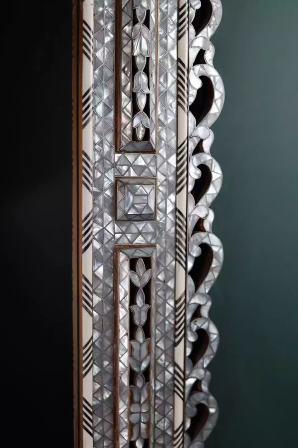 IMG-20240424-WA0044 Mirror and console set inlaid with mother-of-pearl from the Taj Collection