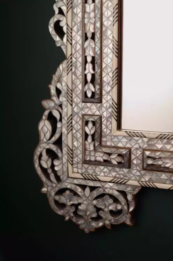 IMG-20240424-WA0046 Mirror and console set inlaid with mother-of-pearl from the Taj Collection